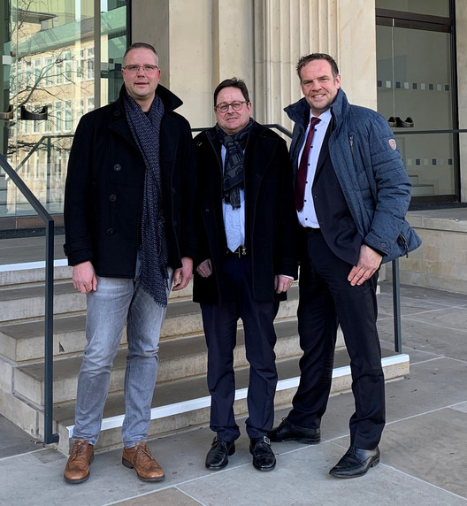 Vor dem Landtag